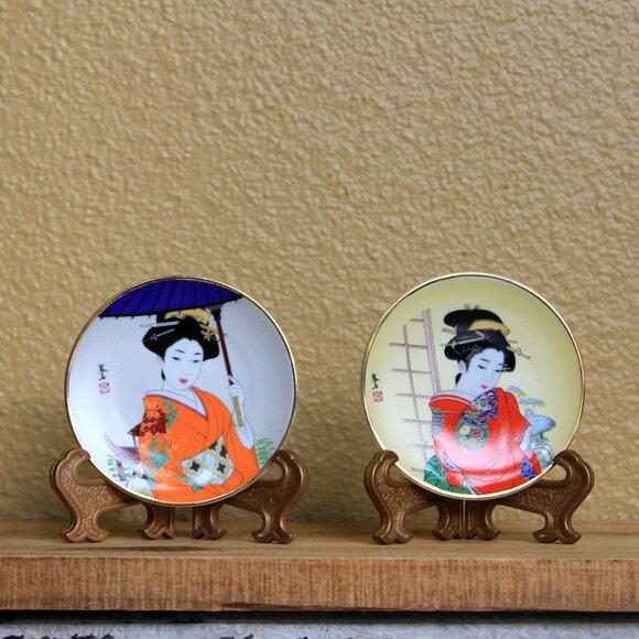 Two Vintage Geisha Girl Mini Plates with Easels Made in Japan - Picture 1 of 7